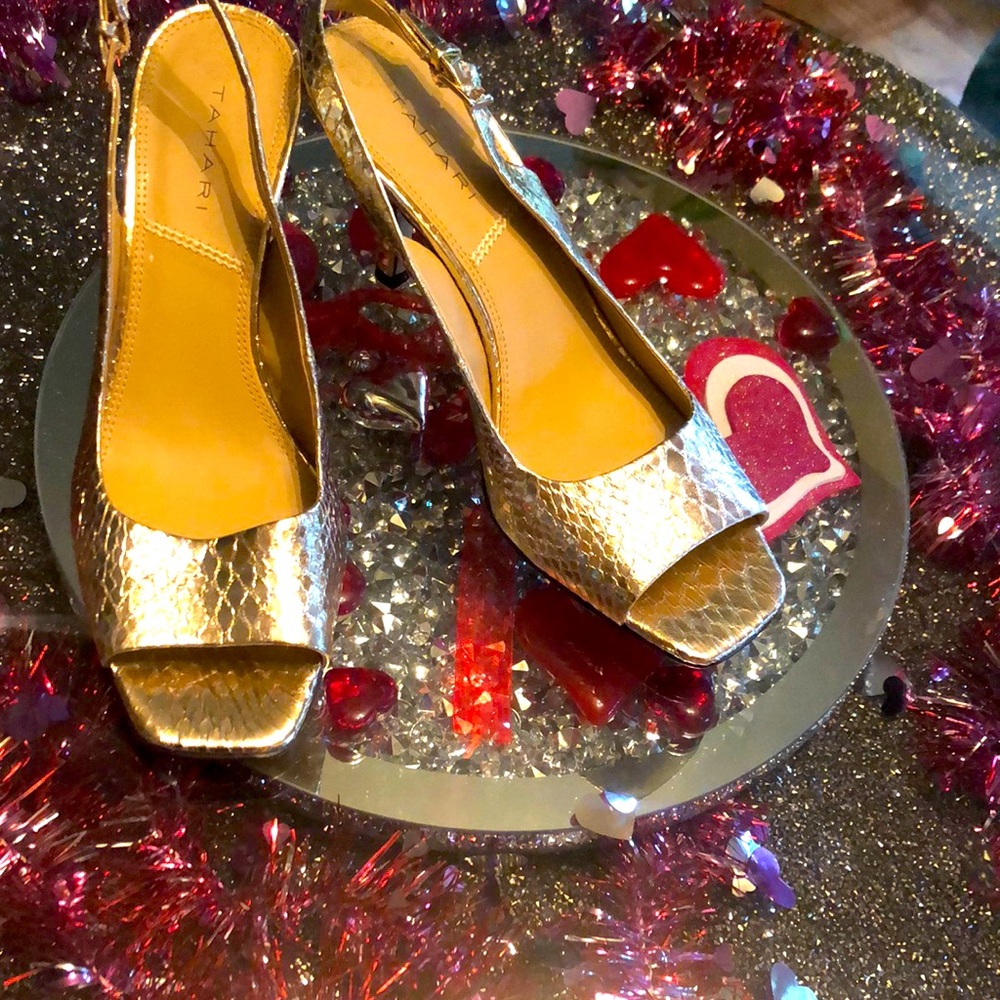 Gorgeous leather embossed leather gold heal 💛
